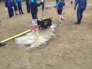 中学校の防災訓練　放水設備